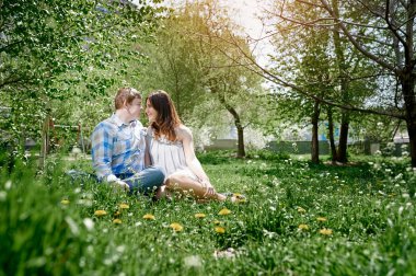 seven çift bahar bahçe çim üzerinde oturan içinde
