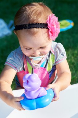 Sevimli küçük kız oyuncaklarla oynuyor