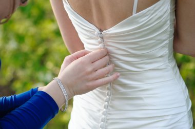 nedime elbise gelin yardımcı oluyor
