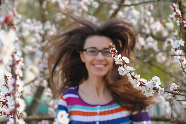 Retrato de sonriente caucásico morena mujer en primavera flor jardín —  Fotos de Stock