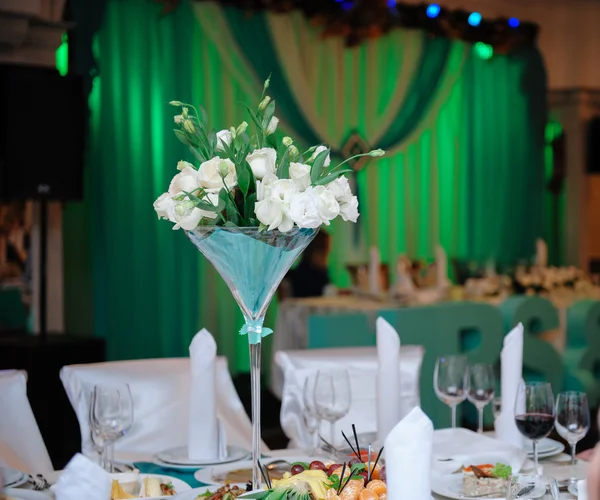 Strauß weißer Rosen an einem festlichen Hochzeitstisch — Stockfoto