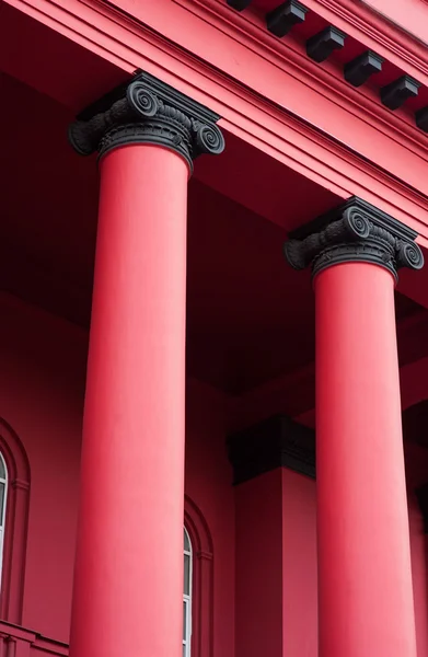 Architecture rouge deux colonnes de bâtiment — Photo