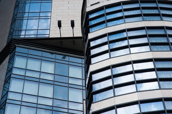 Hochhaus mit Fensterlinienmusterperspektive — Stockfoto