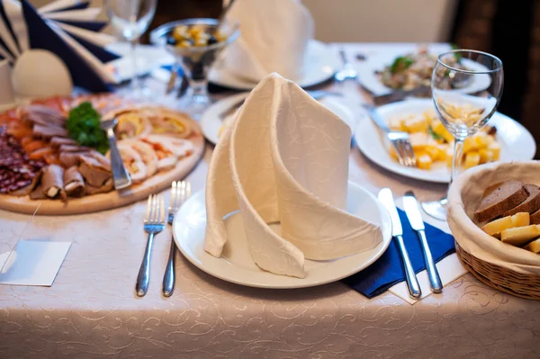 Bir restoranda akşam yemeği için masa servisi.