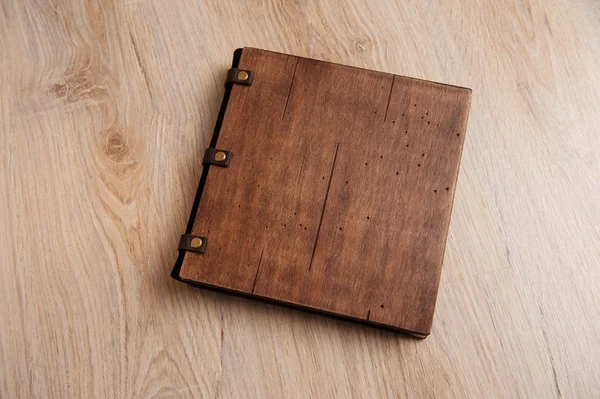 Bröllop bok med en trä cover på en trä textur — Stockfoto