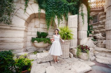 bir buket yakınındaki antik mimari sütunlarla gelinle