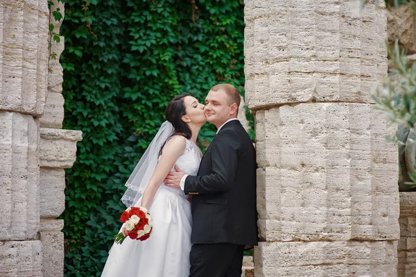 Bara gifta par nära de antika grekiska kolumnerna — Stockfoto