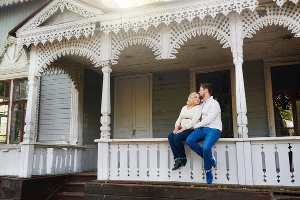 Karı koca verandada oturup onun hamile — Stok fotoğraf