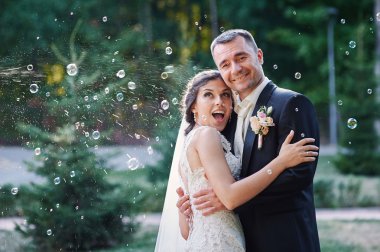 mutlu gelin ve damat ve park üfleme kabarcıklar