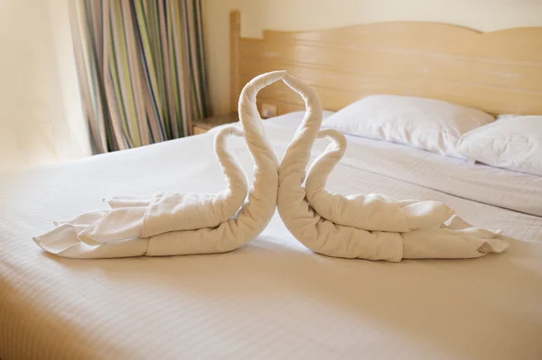 Ložnice design s labutě z ručníků dekorace na posteli — Stock fotografie