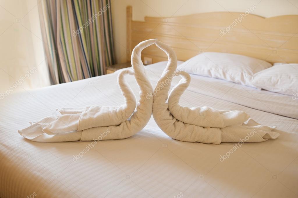 Schlafzimmer Design mit Schwänen aus dem Handtuch-Dekoration auf dem