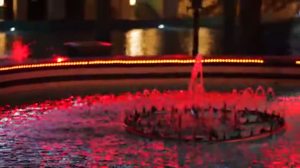 Piscina noturna com iluminação vermelha é refletida na água — Vídeo de Stock