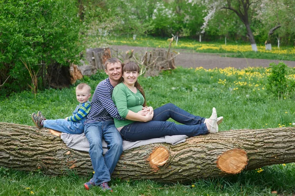Mamma pappa och son sitter på ett däck — Stockfoto