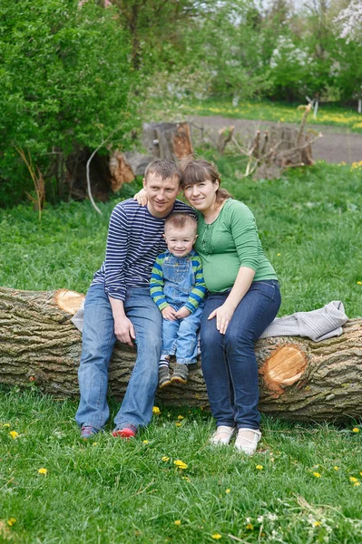 Mom dad and son sitting on a deck — Stock Photo, Image