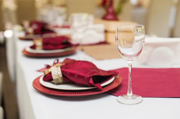 Beautifully decorated table in the restaurant for the wedding dinner — Stock Photo, Image