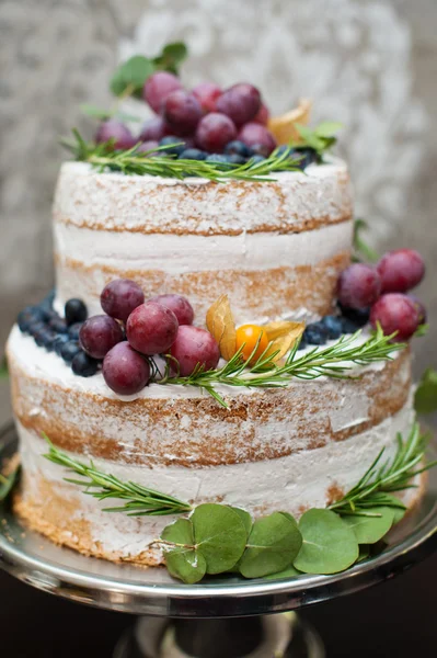 Piękny tort weselny dwu warstwowych na stole — Zdjęcie stockowe