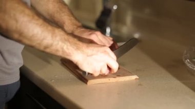 Şef düzgün kesme tahtası üzerinde et doğrama