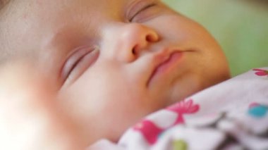 yakın çekim yatakta bir güzel uyuyan bebek portresi