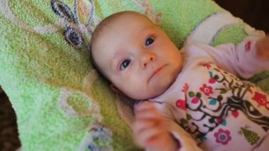 yatakta yatan küçük bebek kız gülümseyerek