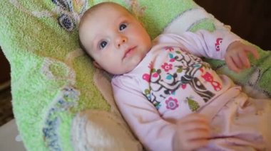 yatakta yatan küçük bebek kız gülümseyerek