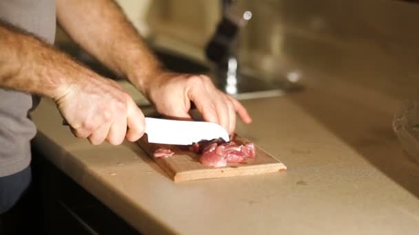 Chef cuidadosamente cortar la carne en la tabla de cortar — Vídeos de Stock