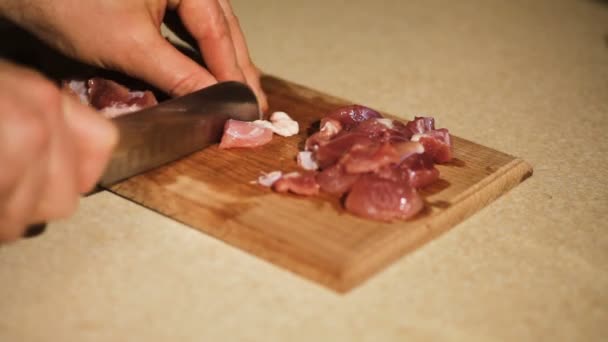Chef cuidadosamente cortar a carne na tábua de corte — Vídeo de Stock