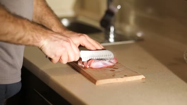 Chef cuidadosamente cortar a carne na tábua de corte — Vídeo de Stock