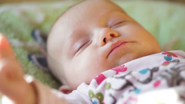 Close-up retrato de um lindo bebê adormecido na cama — Vídeo de Stock