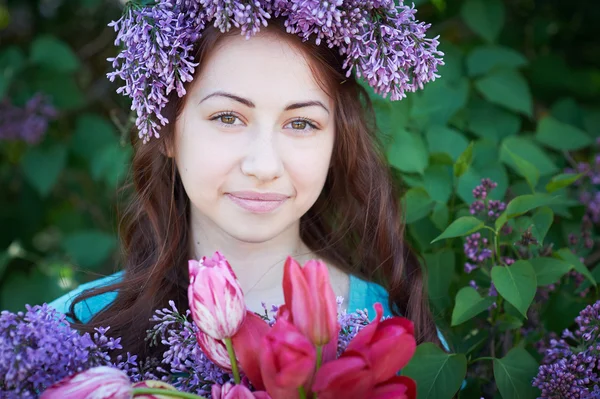 Retrato de primavera de uma menina bonita com lilás — Fotografia de Stock