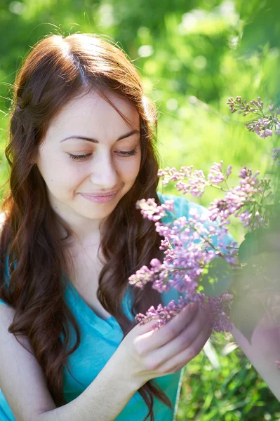 Våren porträtt av en vacker flicka i lila — Stockfoto