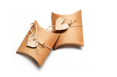 beyaz zemin üzerinde hediyeler için güzel kutular