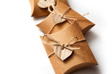 beyaz zemin üzerinde hediyeler için güzel kutular