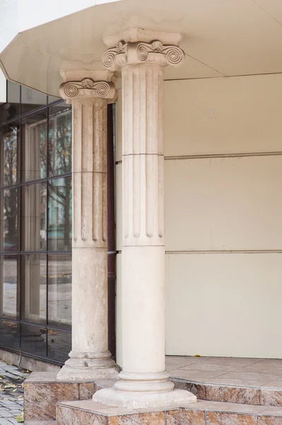 Két oszlop, az épület bejáratánál — Stock Fotó