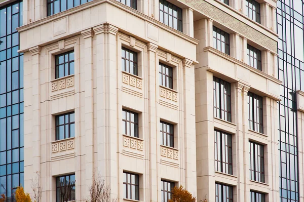 Edificio de varios pisos en un estilo de arquitectura clásico — Foto de Stock