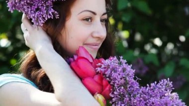 Lila çelenk olan kadın. Eflatun çiçekli kadın