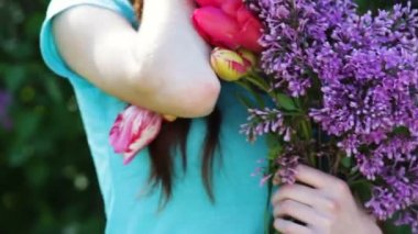 Lila çelenk olan kadın. Eflatun çiçekli kadın