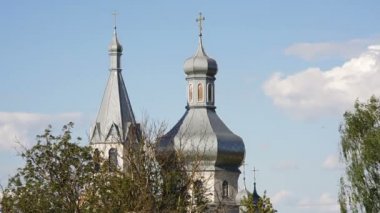 Ortodoks Kilisesi kubbe mavi gökyüzünde bir arka plana dayanır