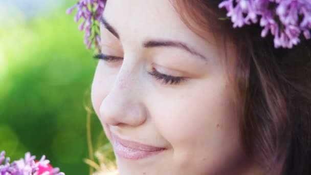 Happy woman with a wreath of lilac — Stock Video