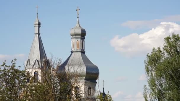 Koepels van orthodoxe Kerk tegen de achtergrond van de blauwe hemel — Stockvideo