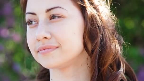 Mulher bonita com uma coroa de flores na cabeça — Vídeo de Stock