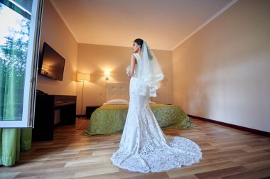 güzel gelin pencereden dışarı bakarak bir odada