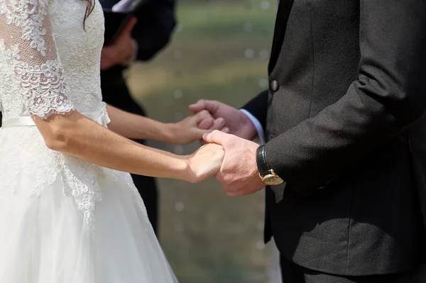 Mariée et marié tenant la main dans un parc d'été — Photo