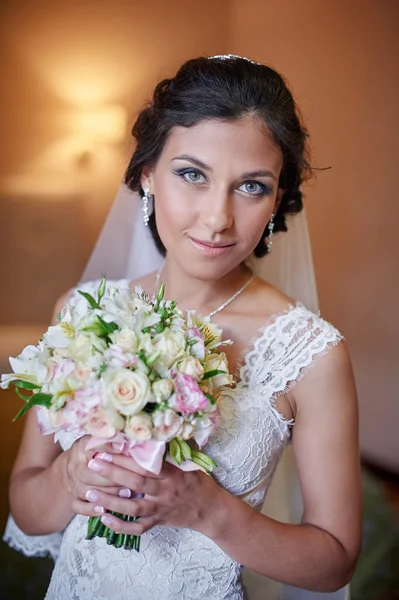 Портрет красивой невесты с букетом цветов — стоковое фото