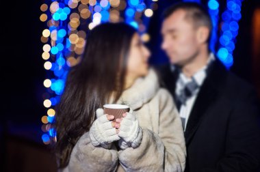 bir kahve kış eldiven tutan kadın