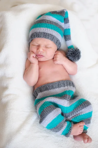 Nouveau-né dort dans un costume tricoté — Photo