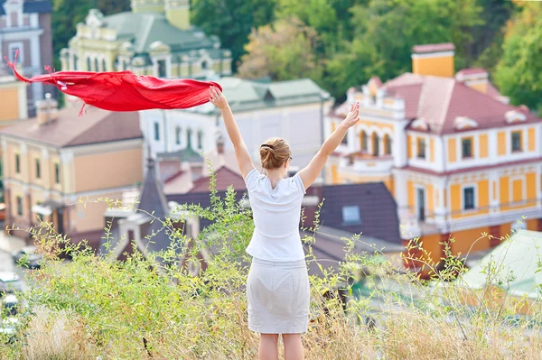 Freie glückliche Frau, die ein rotes Taschentuch schwenkt — Stockfoto