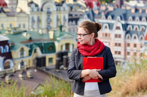 Student ženu na rubu na pozadí města — Stock fotografie