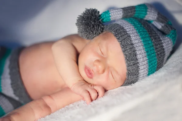 Noworodka chłopiec śpi w czapka z dzianiny — Zdjęcie stockowe