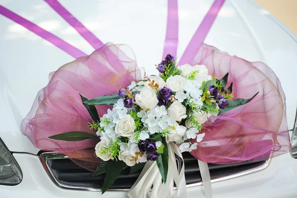 Украшенный красивым букетом на свадебном автомобиле — стоковое фото