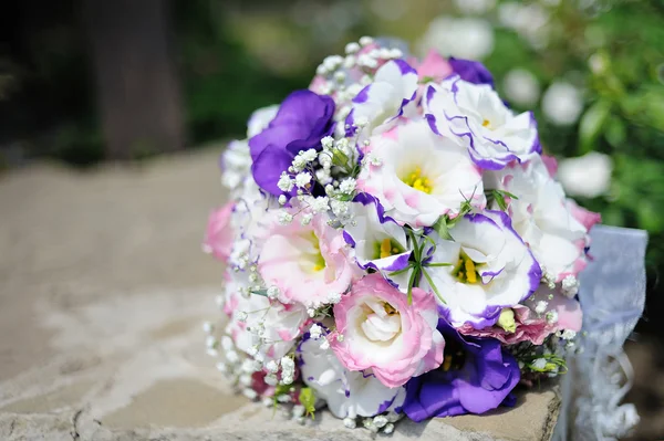 テーブルの上の美しい結婚式ブーケ花嫁のクローズ アップ — ストック写真